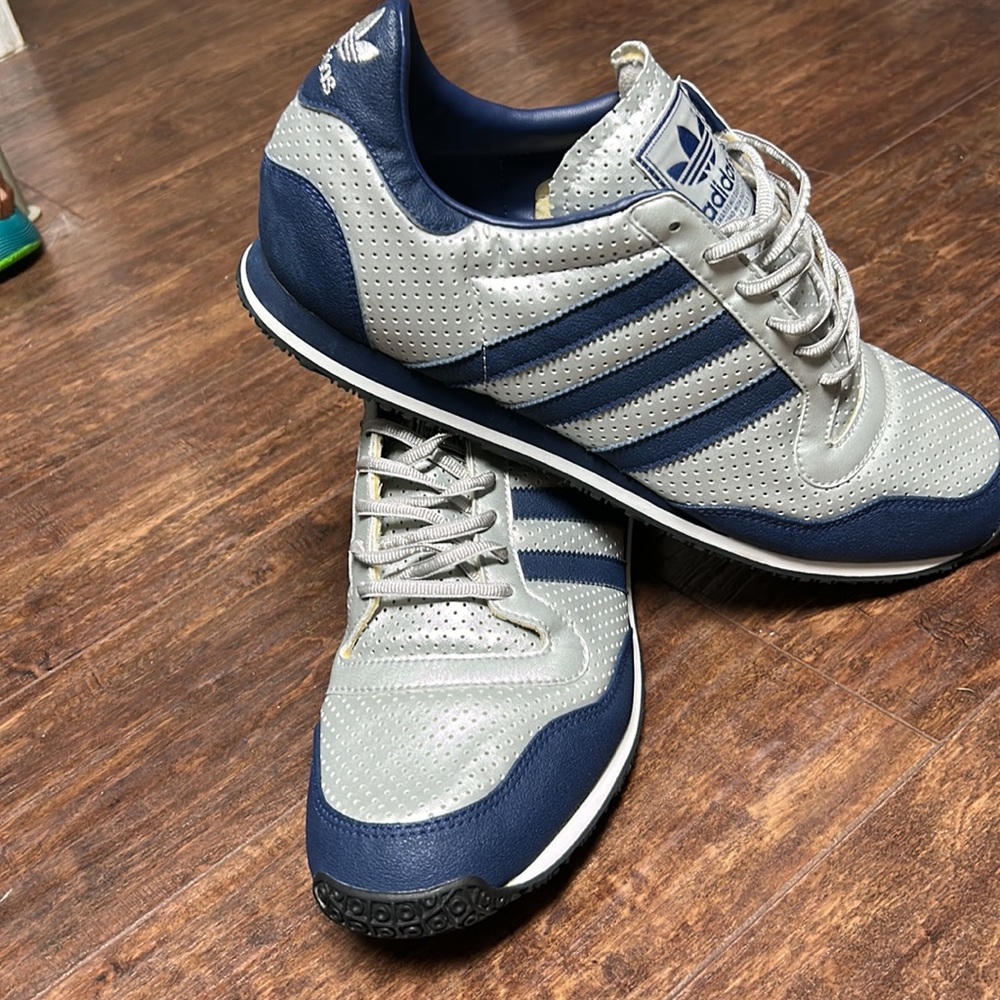 Men’s vintage Adidas size 12 silver and Navy